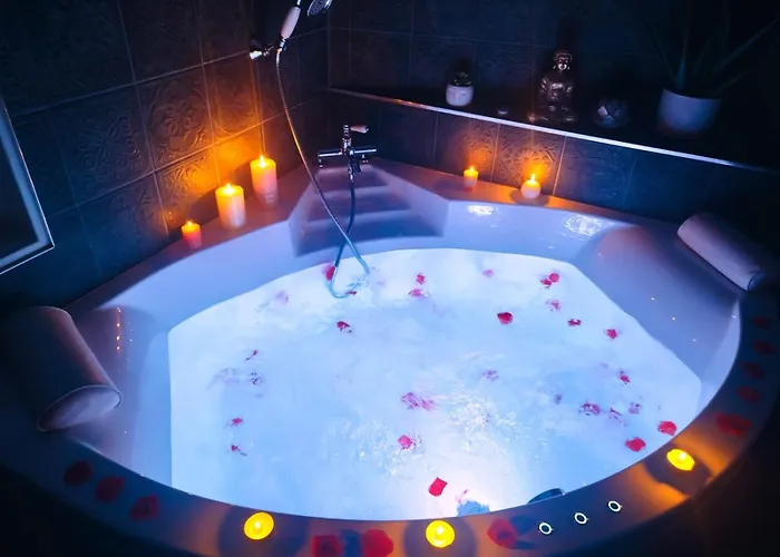 La Jungle Insolite, Spa, Ecran Cinema, Lit A Baldaquin King Size, Day Use, 10 Min Centre