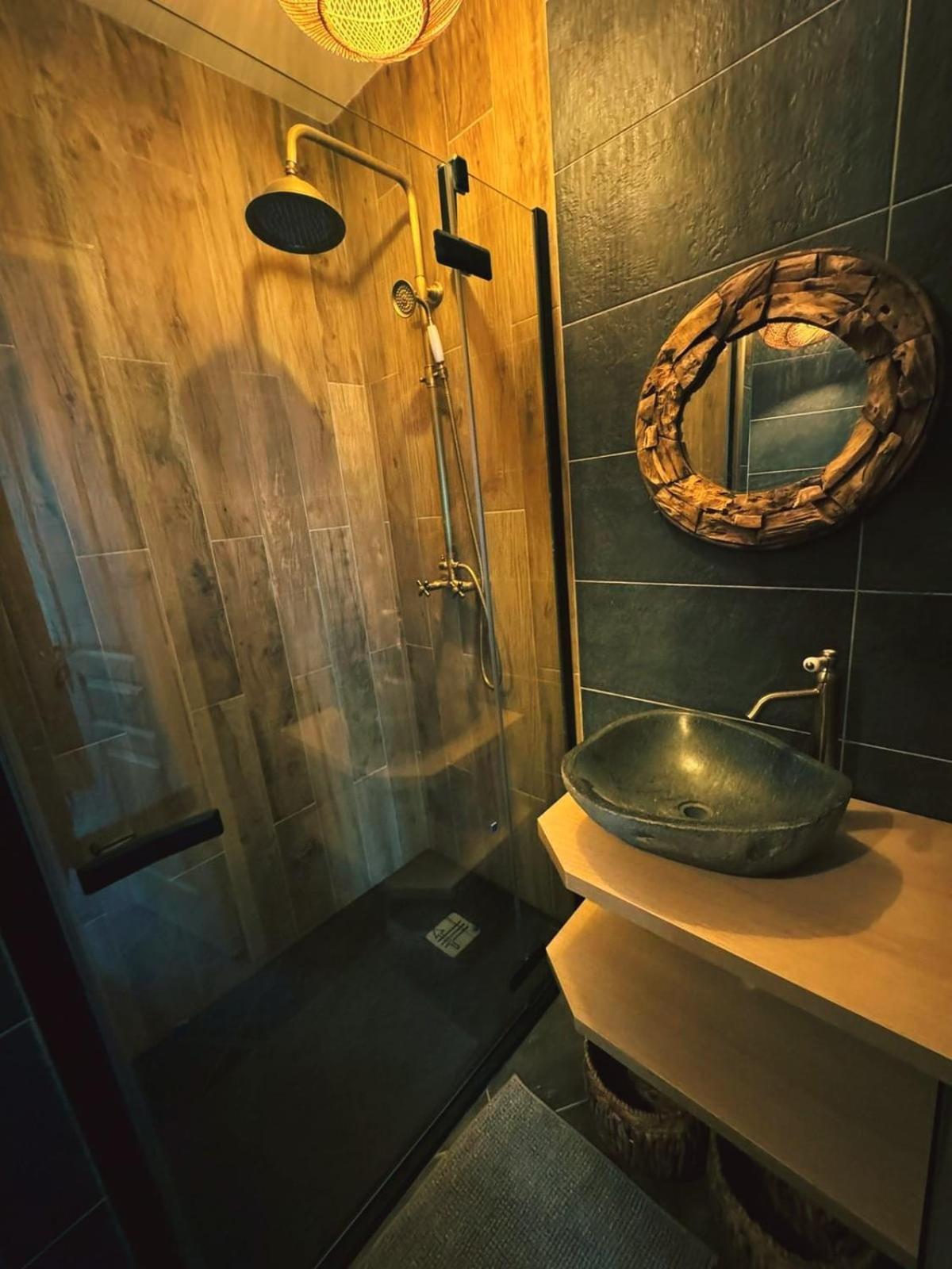 Apartment La Jungle Insolite, Spa, Ecran Cinema, Lit A Baldaquin King Size, Day Use, 10 Min Centre *