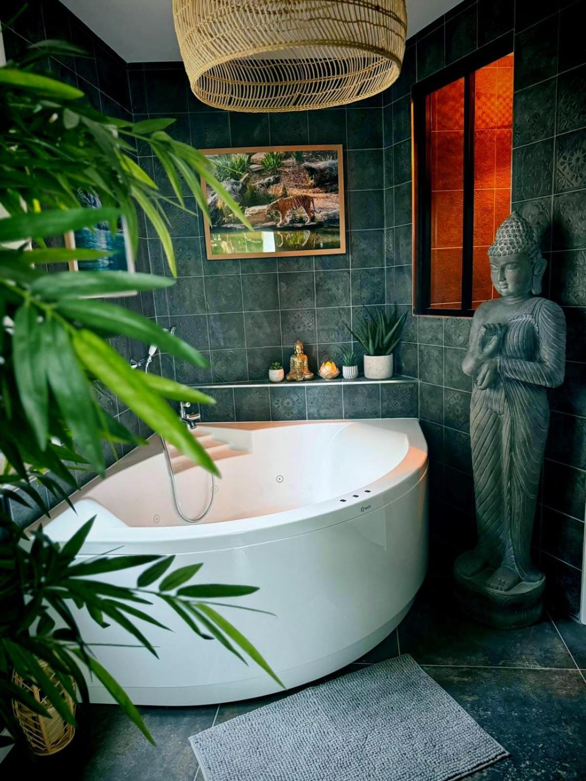 Apartment La Jungle Insolite, Spa, Ecran Cinema, Lit A Baldaquin King Size, Day Use, 10 Min Centre Amiens