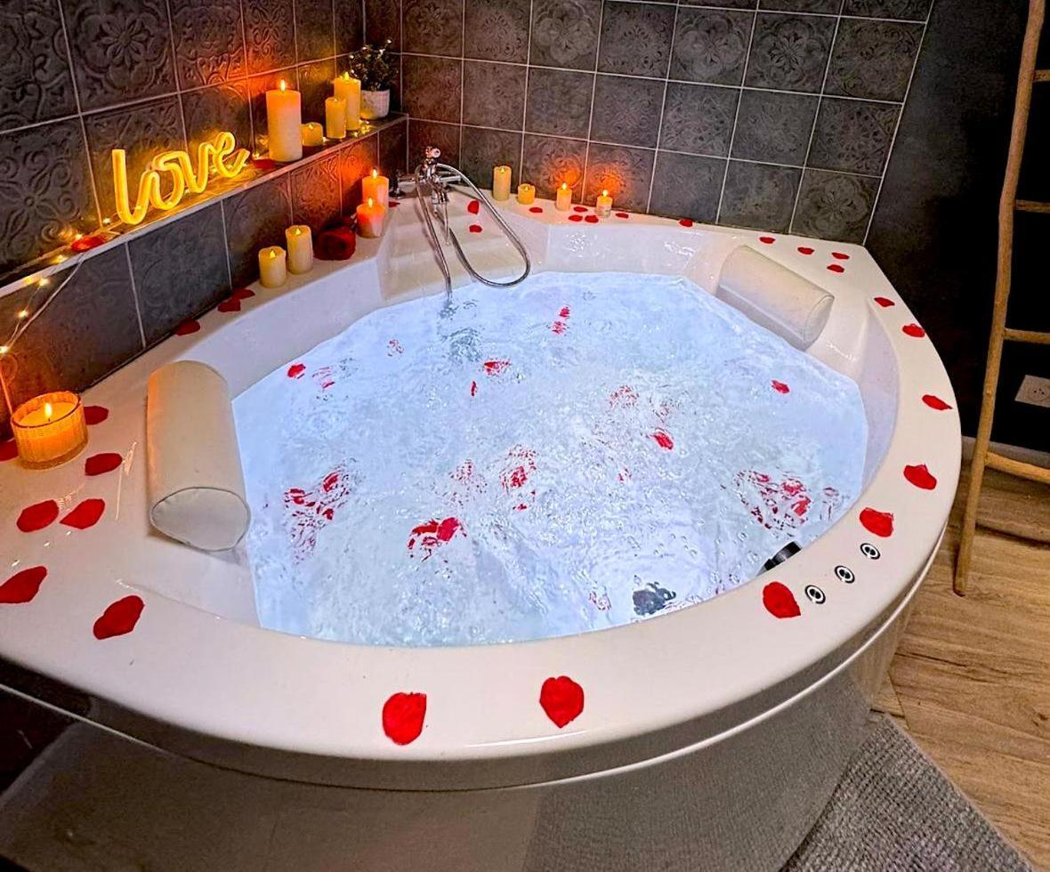 La Jungle Insolite, Spa, Ecran Cinema, Lit A Baldaquin King Size, Day Use, 10 Min Centre